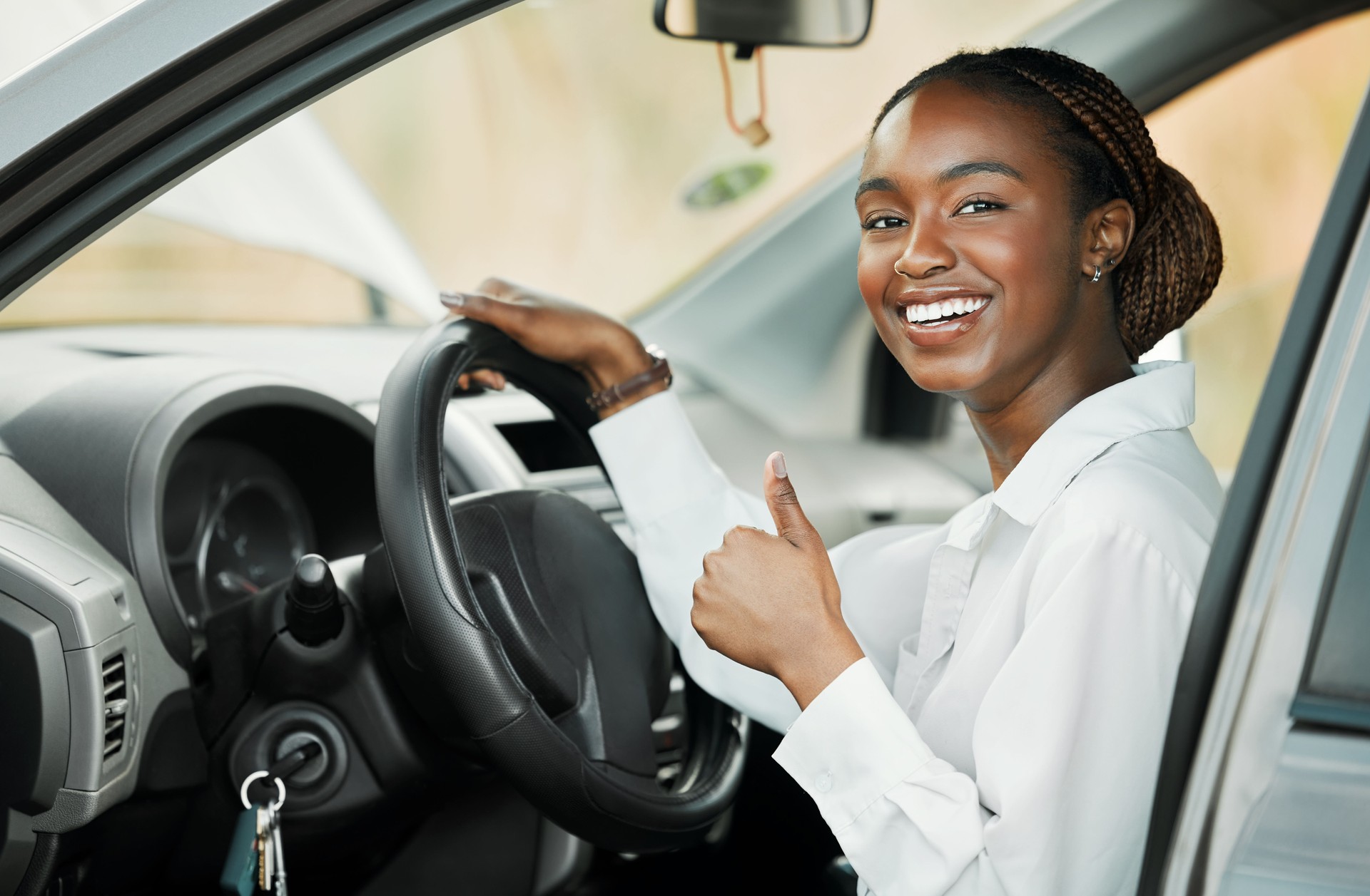 Carro novo, retrato ou mulher negra feliz com polegares para cima, sim ou obrigado pelo financiamento do veículo ou sucesso do empréstimo. Sorriso, negócio de automóvel e motorista feliz pronto para viagem, transporte ou contrato de seguro auto